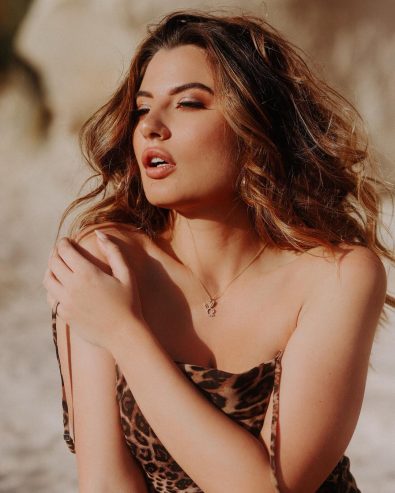 Get lie in bed with sexy women to enjoy sexiness